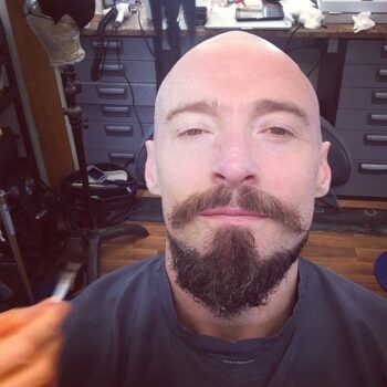 Hugh Jackman muda totalmente de visual para viver o Capitão Barba Negra