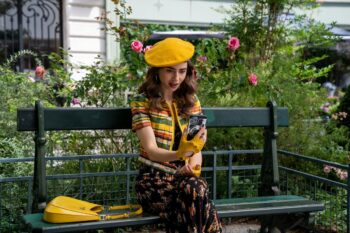 Imagens inéditas mostram novo visual de Emily para a 2ª temporada de Emily em Paris Imagens inéditas mostram novo visual de Emily para a 2ª temporada de Emily em Paris