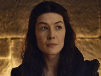 Cena de “A Roda do Tempo” introduz a personagem de Rosamund Pike Cena de “A Roda do Tempo” introduz a personagem de Rosamund Pike