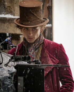 Timothée Chalamet divulga a primeira imagem como Willy Wonka; confira Timothée Chalamet divulga a primeira imagem como Willy Wonka; confira